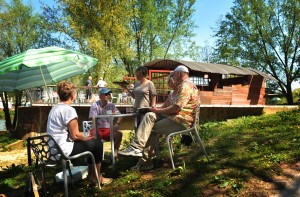 zomerpaviljoen in gebruik . foto bestemd voor flyer