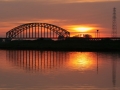 ondergaande zon spoorbrug